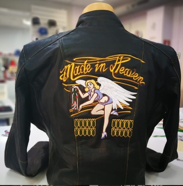 Diseñamos y personalizamos cazadoras exclusivas para clubes y grupos moteros que quieren destacar en cada ruta. Bordados, parches, nombres y logos en alta calidad, sobre prendas resistentes, cómodas y con carácter